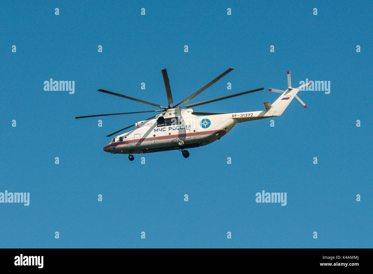 Khabarovsk, Russie - septembre 3, 2017:Mi-26 l'hélicoptère de transport militaire lourd en vol en vol dans les couleurs de l'EMERCOM de Russie Banque D'Images