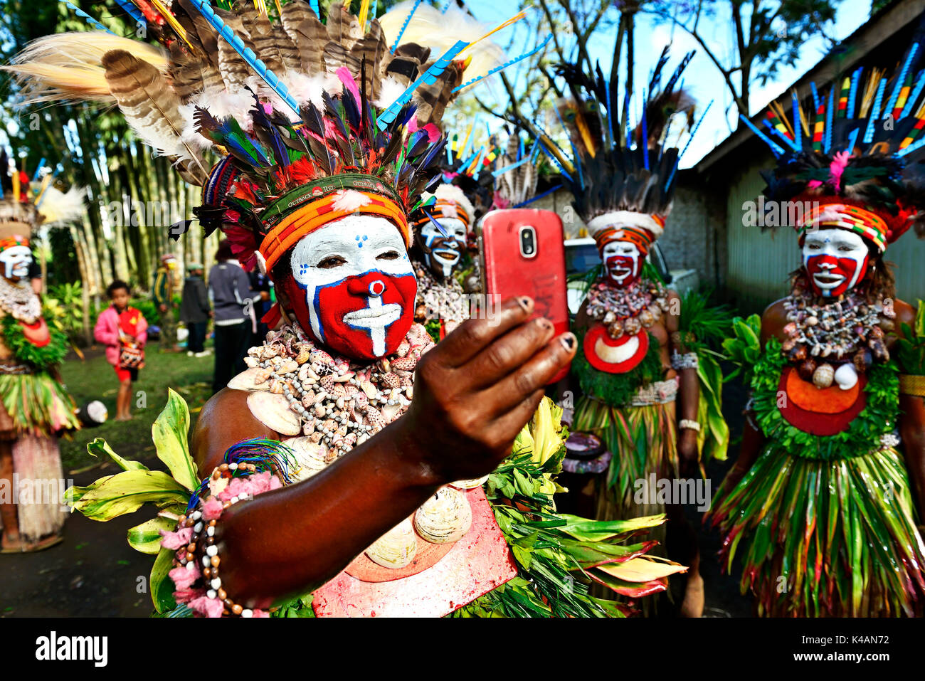 Les préparatifs de la guerre, les tribus des hauts plateaux kang groupe, pour chanter le grand-chanter de Goroka, goroka, Papouasie Nouvelle Guinée Banque D'Images