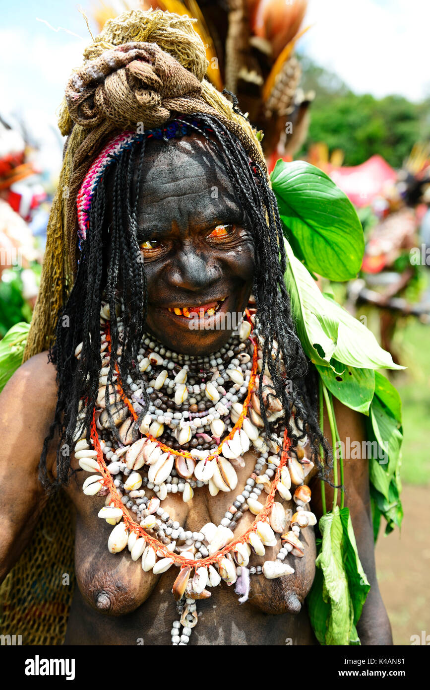 Les tribus des hauts plateaux, mendi-Veuves, se présentent à la big sing-sing de Goroka, Papouasie Nouvelle Guinée Banque D'Images