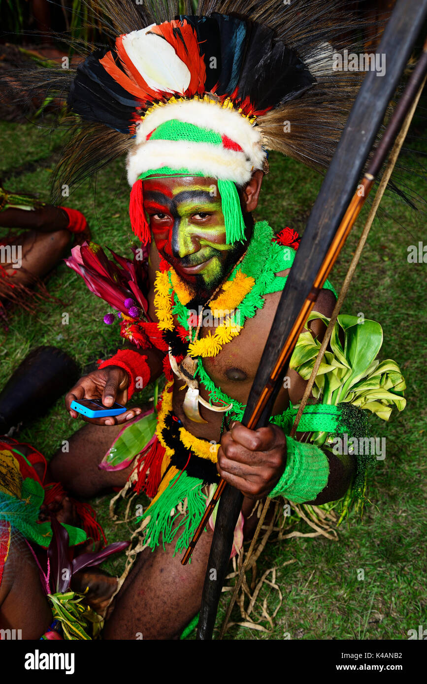 Mehiwaga warrior tapant dans son smartphone, la tribus des hauts plateaux se présentent à l'assemblée annuelle de sing sing goroka Banque D'Images