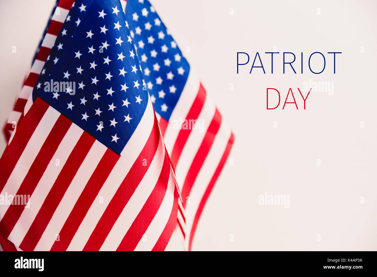 Quelques drapeaux des États-Unis et le texte patriot day contre un fond blanc Banque D'Images