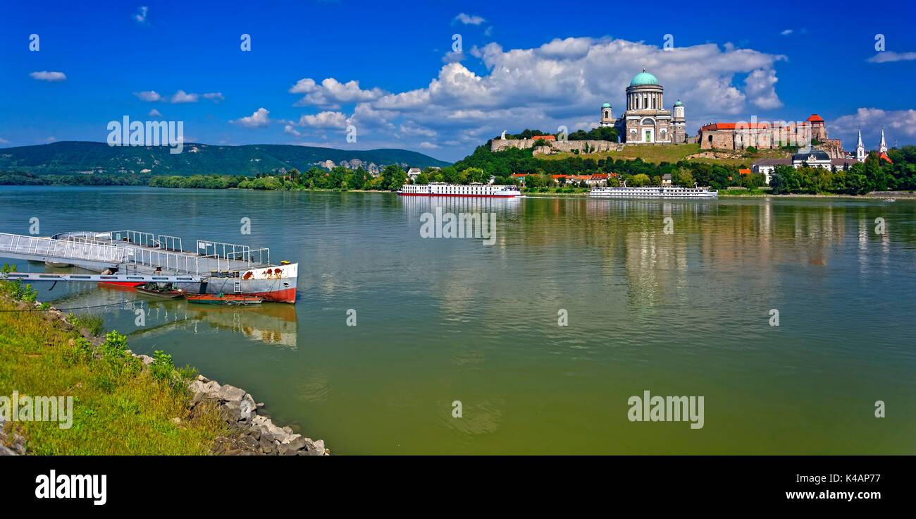 Genou avec de la cathédrale du danube esztergom et river cruise ship Banque D'Images