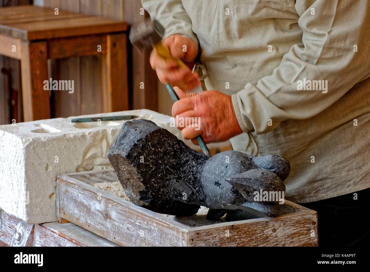 Tailleur de pierre travaille sur une sculpture d'oiseaux Banque D'Images