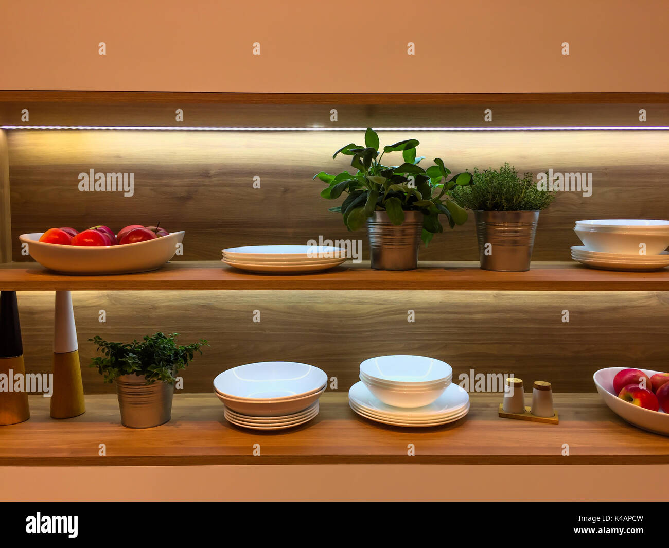 Plateau rempli de cuisine avec rétroéclairage, l'intérieur design en bois Banque D'Images