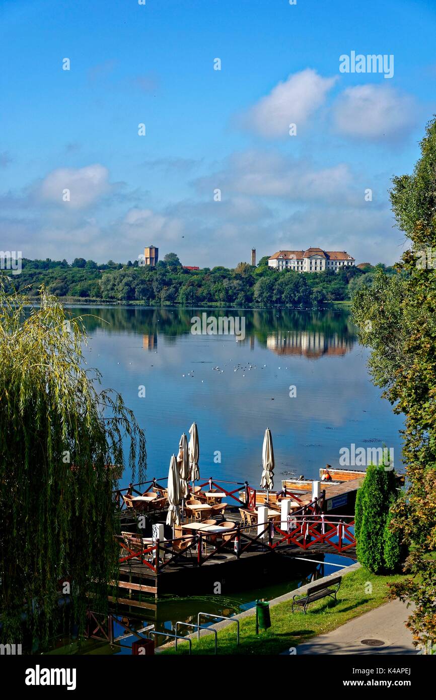 Restaurant vide le matin au lac âreg à Tata, Hongrie Banque D'Images