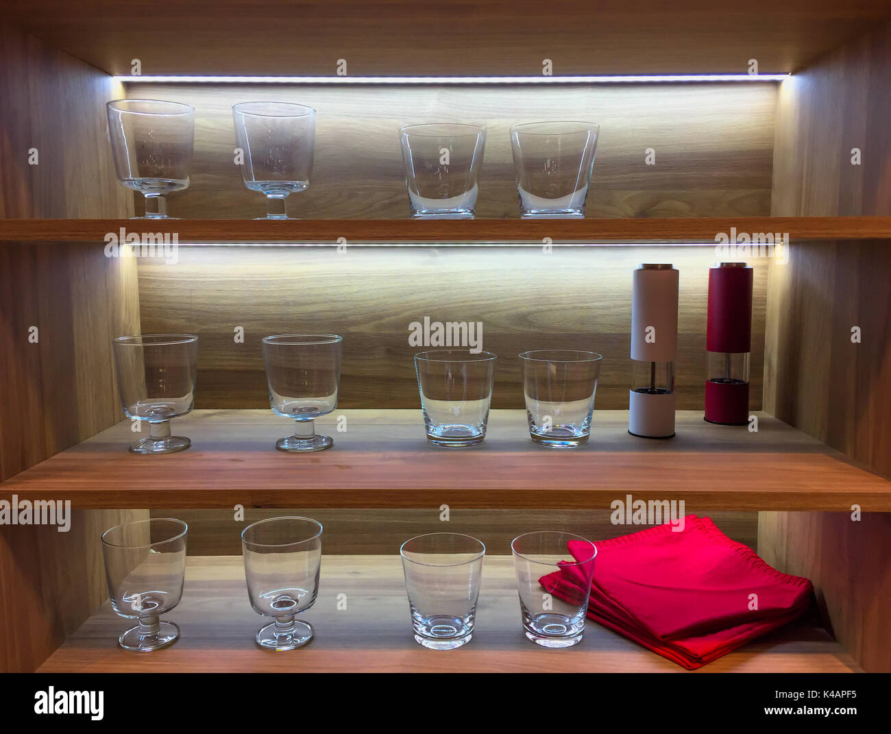 Cuisine étagère avec verres vides et l'éclairage de l'intérieur, design en bois Banque D'Images