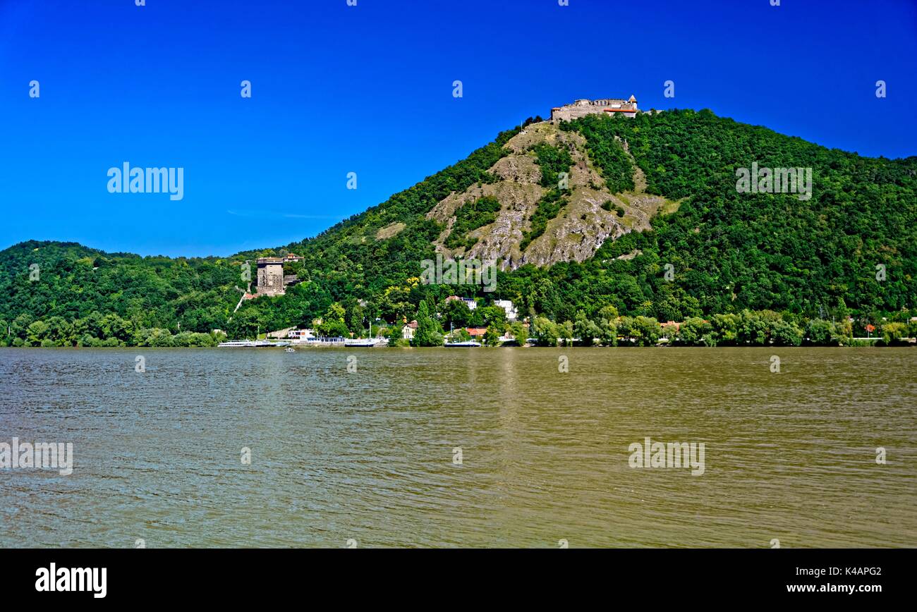 Danube avec Château de Visegrad et Salomon Tower sur le Danube Banque D'Images