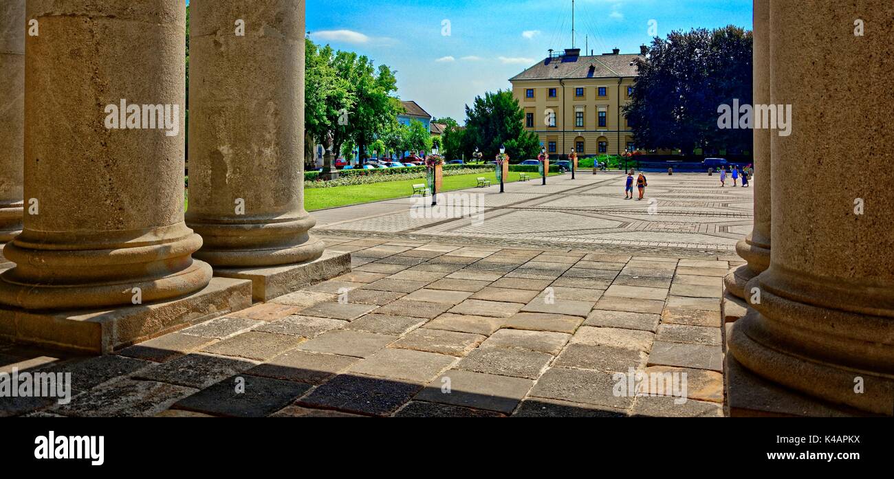 Entre les colonnes de la cathédrale épais Constantine Square et le Palais de l'Evêque d'Acc Banque D'Images