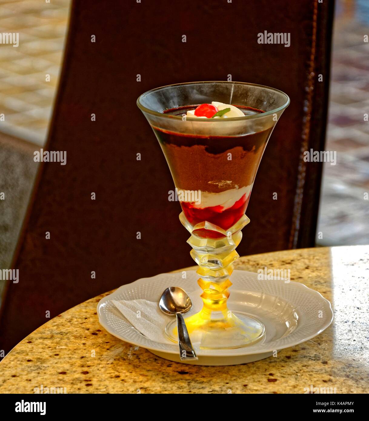 Cuisine fine, Chocolat Cherry dessert dans un verre Banque D'Images