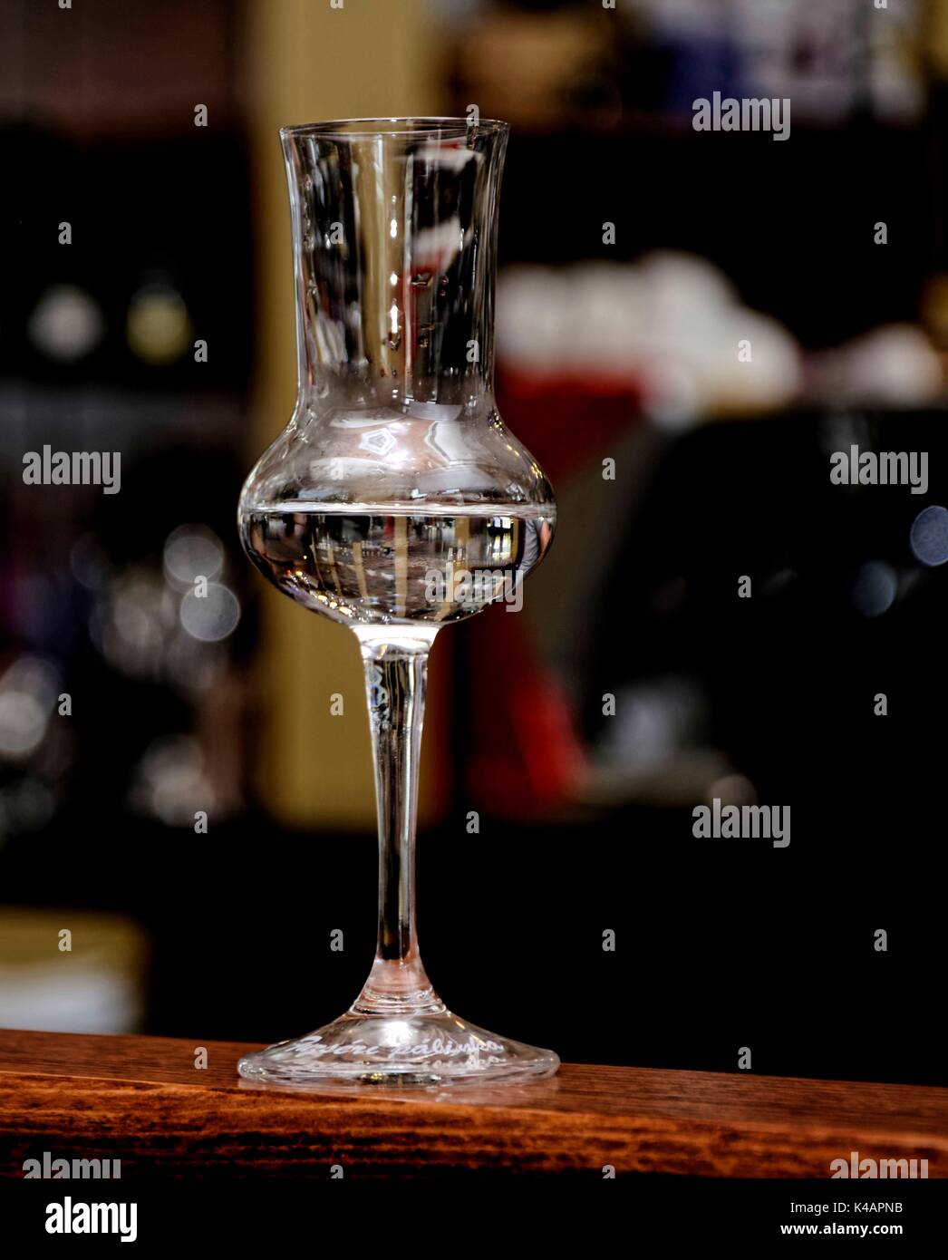 Schnaps, esprit dans le coup du verre, grappaglas Photo Stock - Alamy
