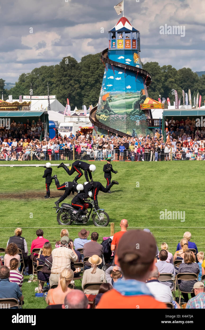 DisplayTeam Moto Signaux Royal, alias les Casques blancs, effectuez pour un public à un Anglais Country Fair, Derbyshire, Angleterre, Royaume-Uni Banque D'Images