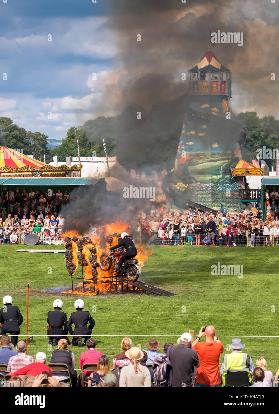 DisplayTeam Moto Signaux Royal, alias les Casques blancs, effectuez pour un public à un Anglais Country Fair, Derbyshire, Angleterre, Royaume-Uni Banque D'Images