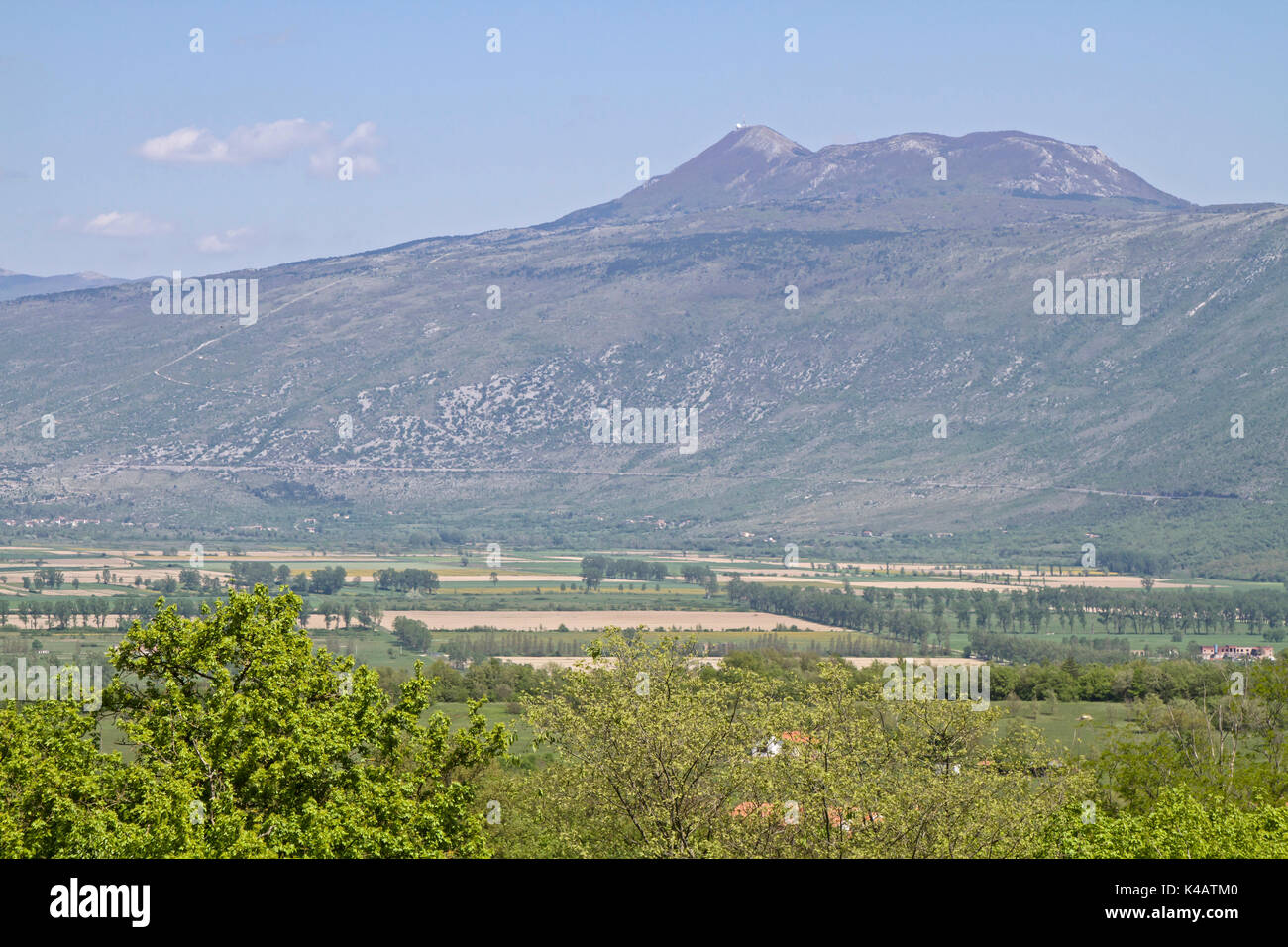 Ausgangssprache Französisch plateau fertile au pied du Vojaks, la plus haute montagne de l'Istrie Banque D'Images