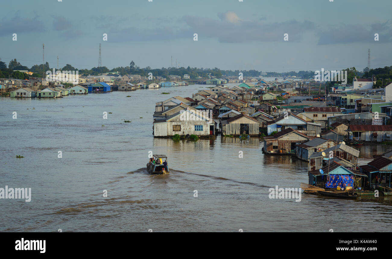 An Giang, Vietnam - Sep 3, 2017. Village flottant sur le fleuve Bassac dans une Giang, Vietnam. La province de An Giang est située à l'ouest du delta du Mékong b Banque D'Images