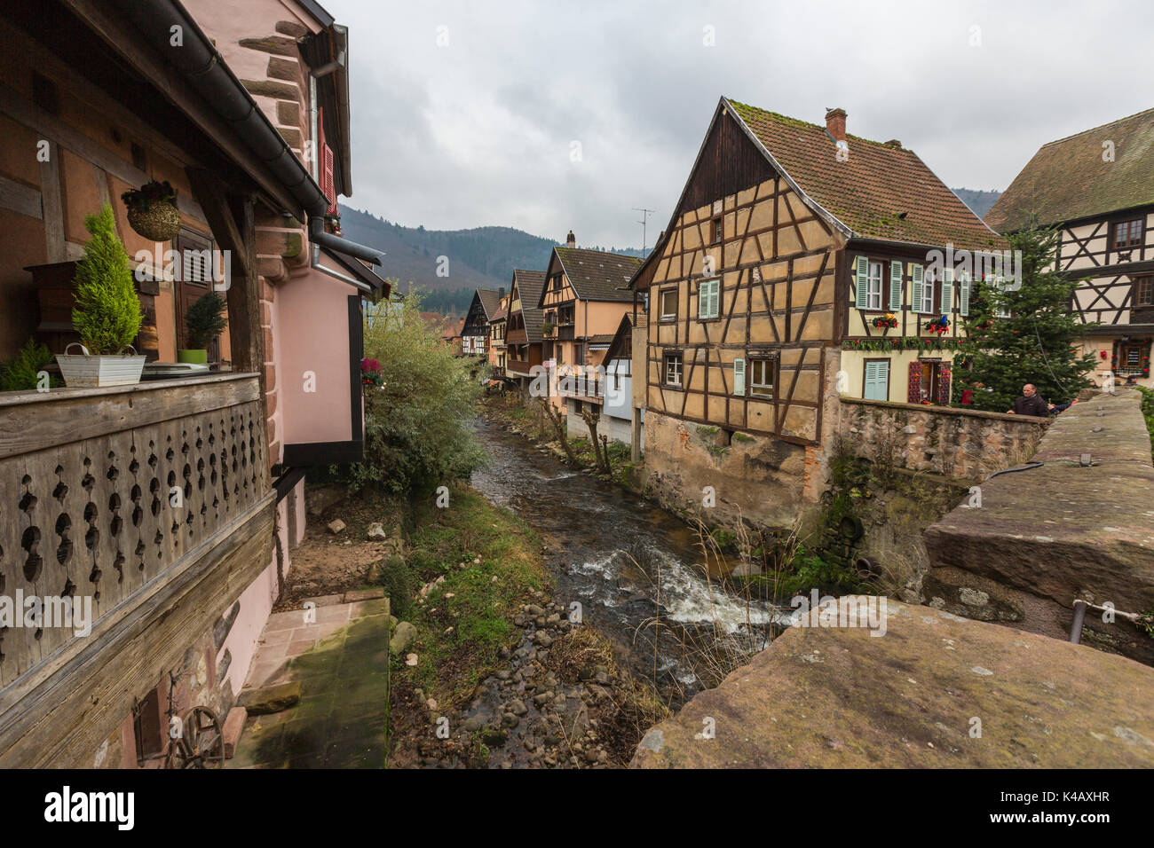 L'architecture typique de la vieille ville médiévale et le pont sur la rivière Weiss Kaysersberg Haut-Rhin Alsace France Europe Banque D'Images