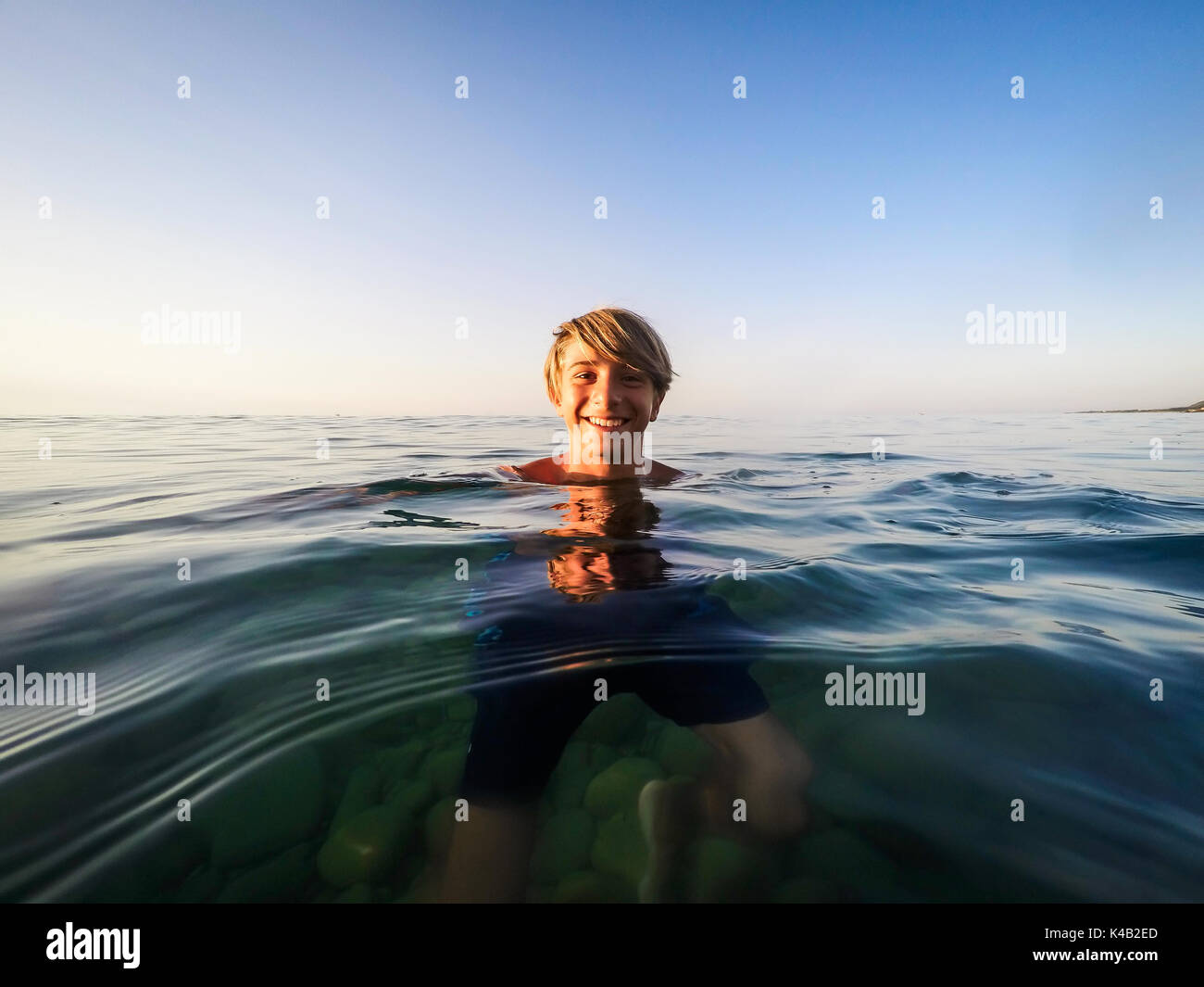 Adolescent nager dans la mer - estivales - Sicile mer méditerranée Banque D'Images
