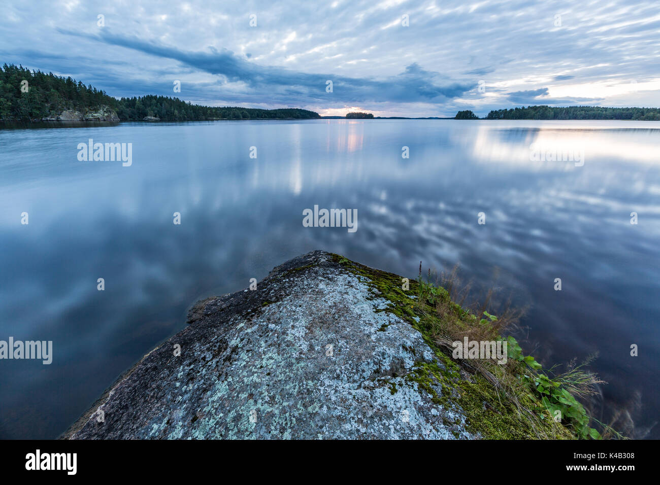 Reflet dans le lac finlandais Banque D'Images