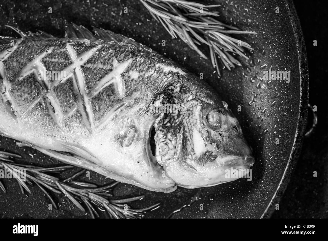 La dorade frit dans une casserole de poisson Banque D'Images