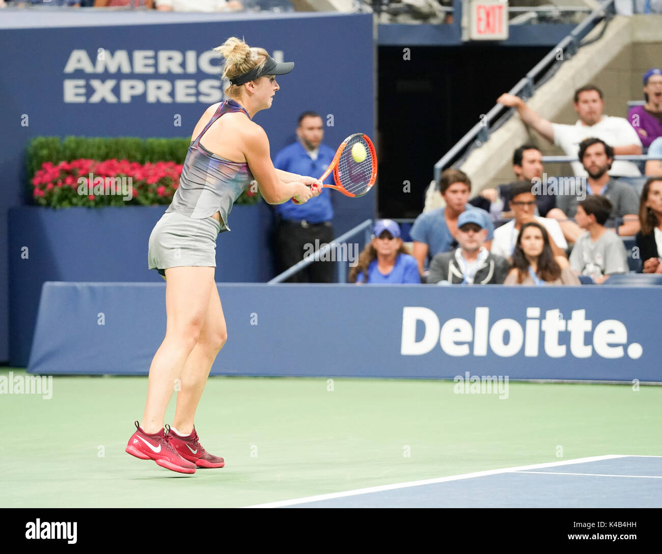 New York, NY USA - 4 septembre 2017 : Elina Svitolina renvoie de l'Ukraine au cours de balle de match contre Madison Keys USA au US Open Championships à Billie Jean King National Tennis Center Banque D'Images