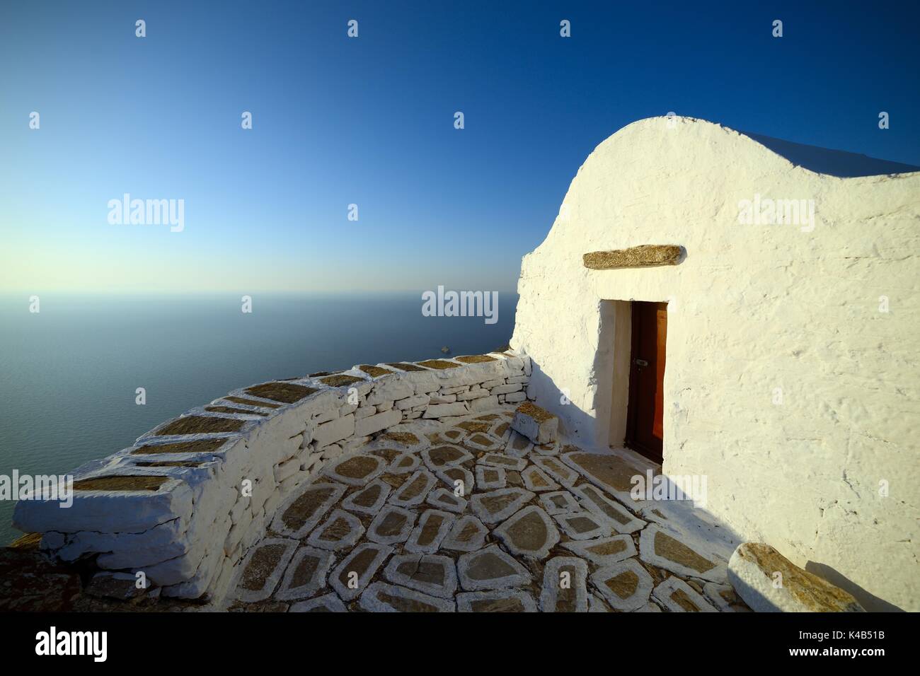 Sur la mer Égée depuis Agia Marina église construite au sommet d'une falaise dans l'île de Sifnos, Cyclades, en Grèce. Banque D'Images