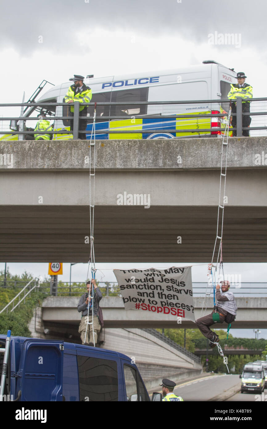 Londres, Royaume-Uni. 12Th Mar, 2017. Les militants de la paix se suspendre pour un pont près de l'Excel Centre dans l'Est de Londres pour protester contre le commerce des armes avant le début de la DSEI arms Fair Credit : amer ghazzal/Alamy Live News Banque D'Images