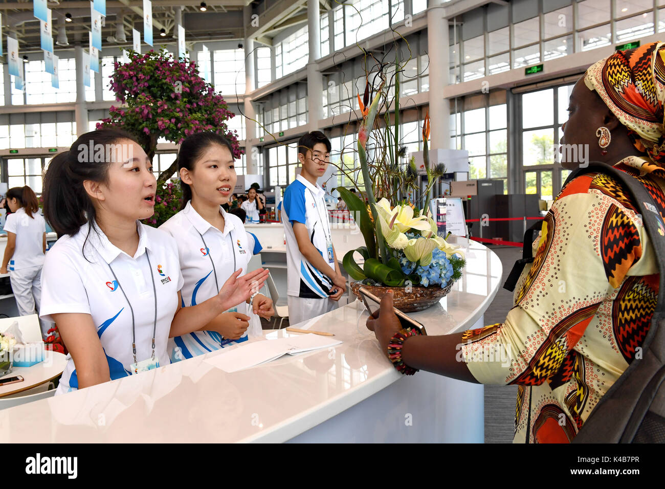 Xiamen, Chine, province du Fujian. 12Th Mar, 2017. Les bénévoles travaillent au centre des médias de la neuvième sommet des BRICS à Xiamen, dans le sud-est de la province de Fujian en Chine, le 5 septembre 2017. Le sommet sur le thème de 'BRIC : partenariat renforcé pour un meilleur avenir" s'est tenue à Washington le 29 septembre 2006 3-5. Credit : Zhang Guojun/Xinhua/Alamy Live News Banque D'Images