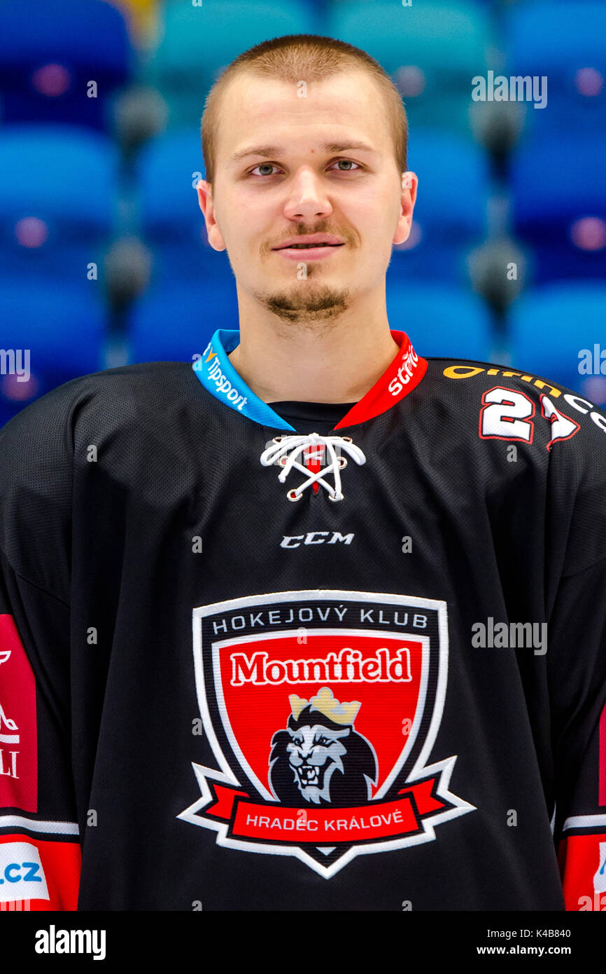 Hradec Kralove, République tchèque. 05 Sep, 2017. Oskars Cibulskis de République tchèque de hockey sur glace de Mountfield Hradec Kralove poser pour photo portrait avant la saison 2017-2018, la ligue supplémentaire à Hradec Kralove, République tchèque, le 5 septembre 2017. Photo : CTK/Tanecek Photo/Alamy Live News Banque D'Images