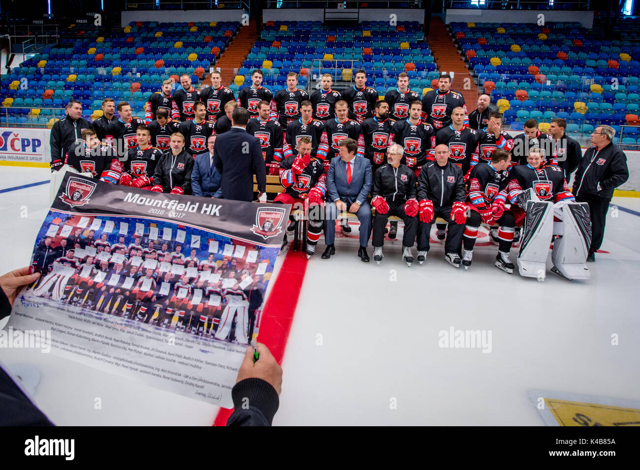 Hradec Kralove, République tchèque. 05 Sep, 2017. L'équipe de hockey sur glace tchèque Hradec Kralove Mountfield pose pour la photo de famille avant la saison 2017-2018, la ligue supplémentaire à Hradec Kralove, République tchèque, le 5 septembre 2017. Photo : CTK/Tanecek Photo/Alamy Live News Banque D'Images