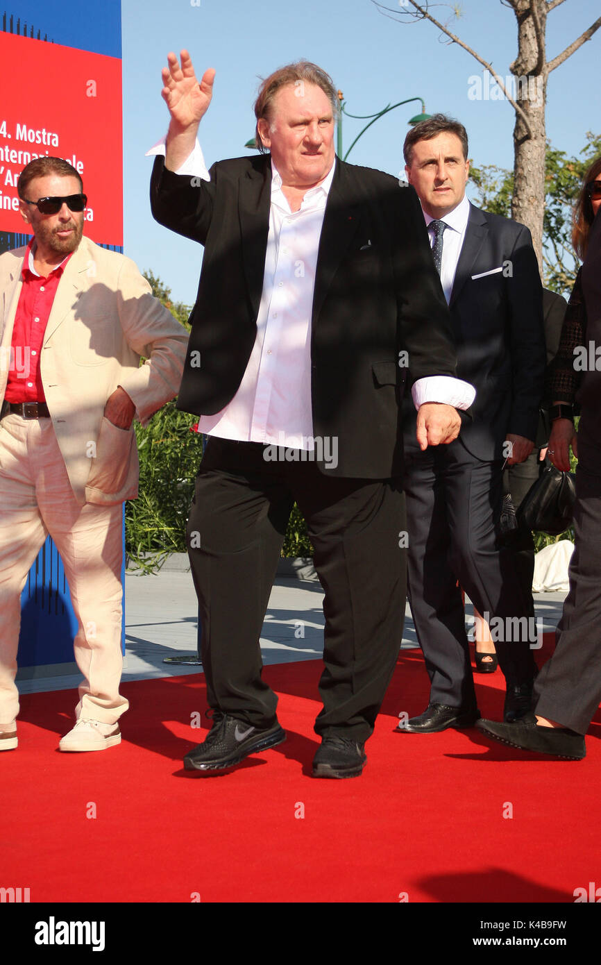 Venise, Italie. 05 Sep, 2017. Honneur guest acteur Gérard Depardieu marche  sur le tapis rouge de l'avant de la version restaurée de "Novecento - Atto  Primo' (1976) par Bernardo Bertolucci le dépistage