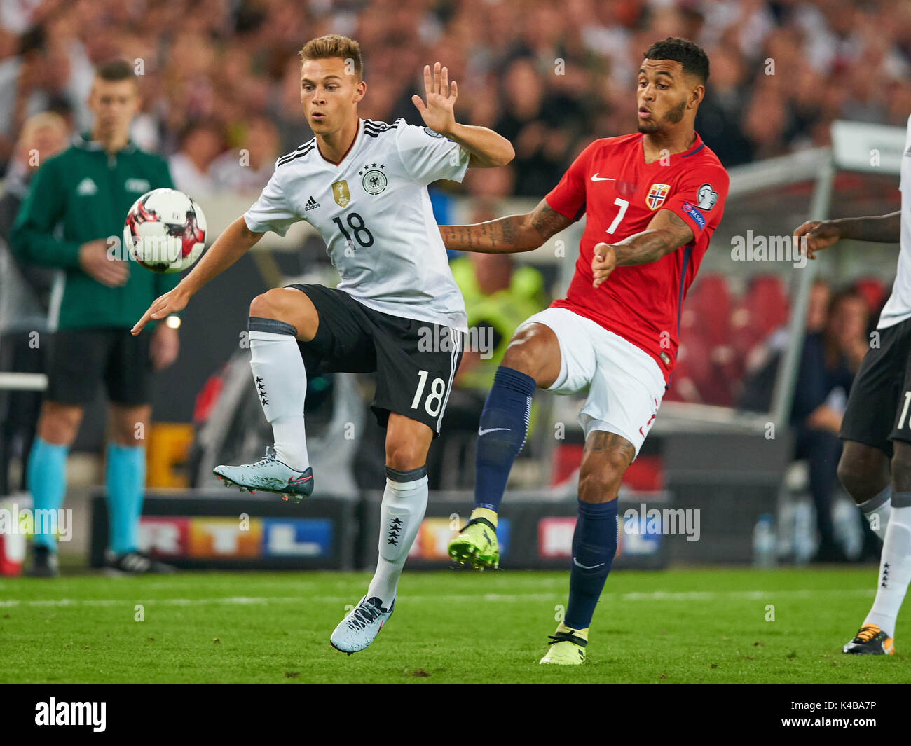 Le Royaume-Uni et l'Irlande de l'homme seulement Joshua Kimmich d'Allemagne et Joshua, Roi de Norvège lors de la Coupe du Monde 2018 match de qualification du groupe C entre l'Allemagne et la Norvège à Mercedes-Benz-Arena le 4 septembre 2017 à Stuttgart, Allemagne. (Photo par Pixxmixx Pixathlon phcimages.com) / / Banque D'Images