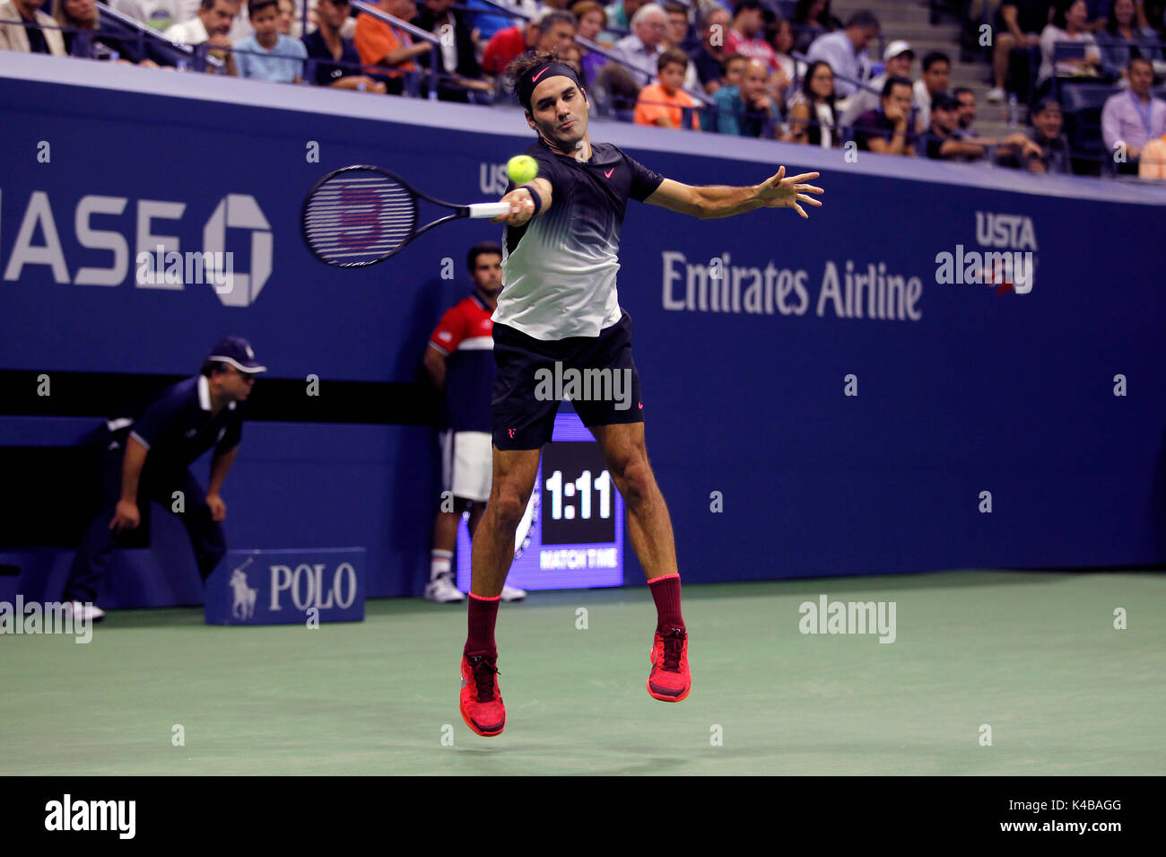 New York, États-Unis. 08Th Sep 2017. US Open de Tennis : New York, 4 septembre, 2017 - Roger Federer au cours de sa quatrième ronde match contre Philippe Kolschrieber à l'US Open à Flushing Meadows, New York. Federer a remporté le match à l'avance pour les quarts. Crédit : Adam Stoltman/Alamy Live News Banque D'Images