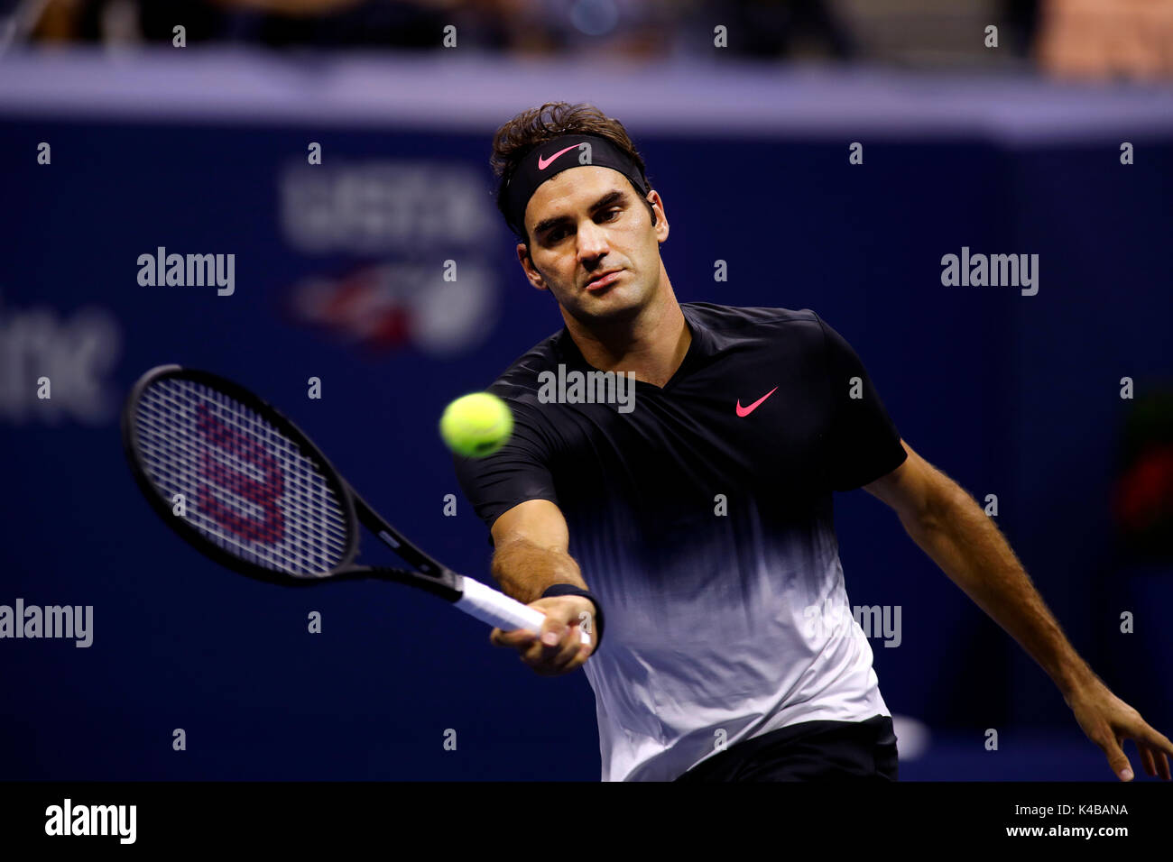 New York, États-Unis. 08Th Sep 2017. US Open de Tennis : New York, 4 septembre, 2017 - Roger Federer au cours de sa quatrième ronde match contre Philippe Kolschrieber à l'US Open à Flushing Meadows, New York. Federer a remporté le match à l'avance pour les quarts. Crédit : Adam Stoltman/Alamy Live News Banque D'Images