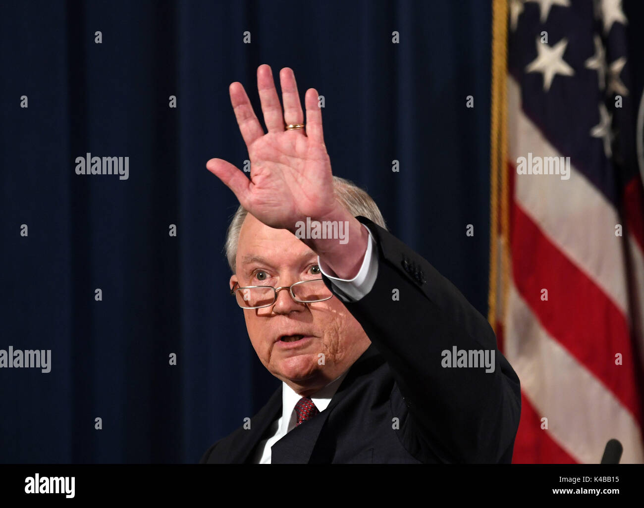 Washington, USA. 12Th Mar, 2017. Procureur général américain Jeff Sessions quitte après une conférence de presse à Washington, DC, États-Unis, le 29 septembre 2017, 5. Procureur général des États-Unis, a déclaré mardi le Jeff Sessions Action différée pour des arrivées de la petite enfance (DACA) programme a été annulée. Le déménagement de 800 000 immigrants illégaux met potentiellement en danger d'expulsion. Credit : Yin Bogu/Xinhua/Alamy Live News Banque D'Images