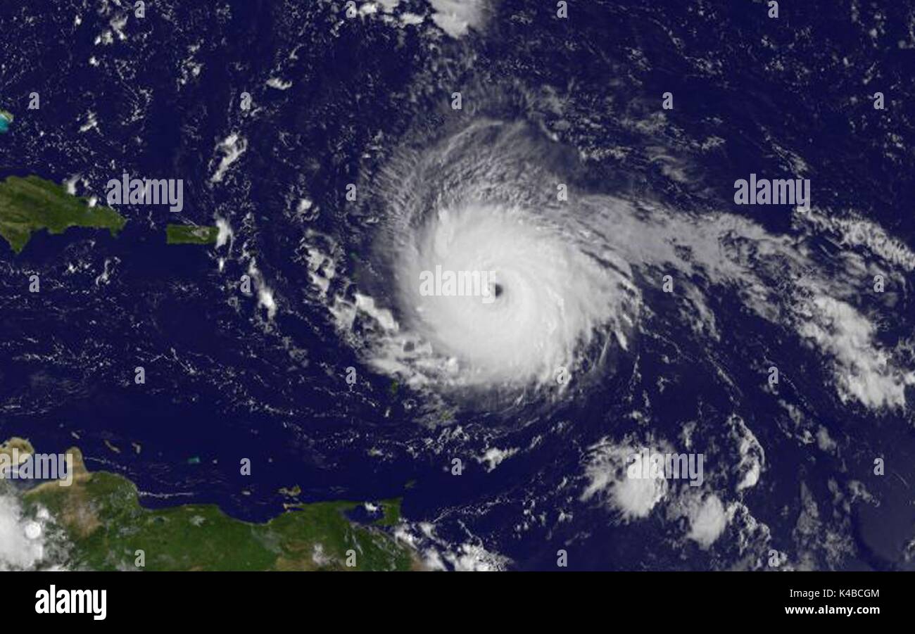 L'ouragan Irma renforce d'une tempête de catégorie 5 à l'approche de Puerto Rico à l'Est des Caraïbes (vue du satellite GOES-16 Septembre 5, 2017. Imra est accompagnée de vents de 180-mph ce qui en fait l'ouragan le plus violent jamais enregistré dans l'océan Atlantique. Banque D'Images
