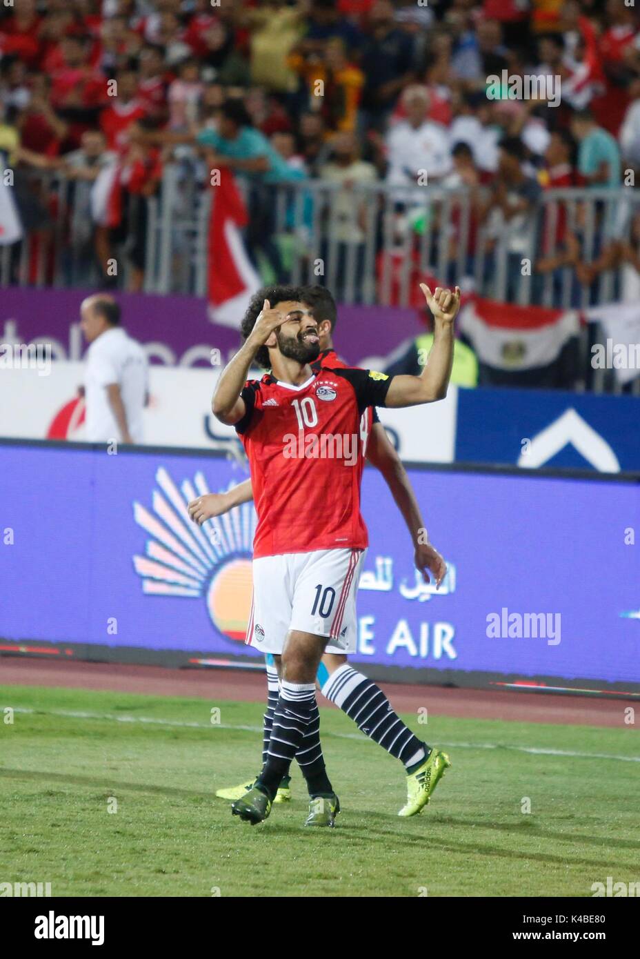 Alexandrie, Egypte. 12Th Mar, 2017. L'Égypte Mohamed Salah célébrer avec les fans, pendant la Coupe du Monde 2018 football match de qualification du groupe E entre l'Egypte et l'Ouganda à la Borg El Arab Stadium à Alexandrie, Egypte, mardi, le 5 septembre, 2017. Credit : Islam Safwat/Alamy Live News Banque D'Images