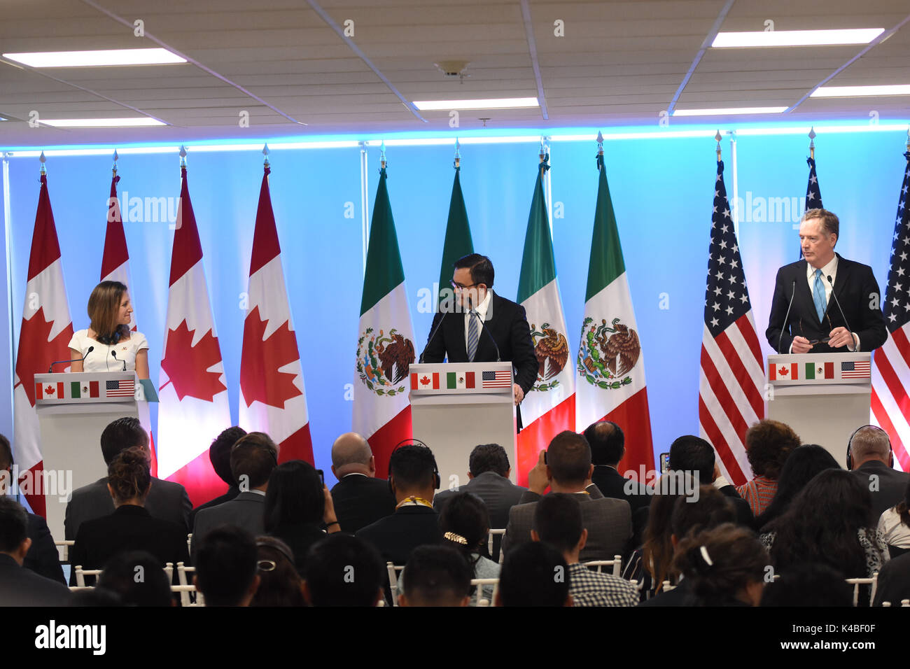 La ville de Mexico, Mexique. 05 Sep, 2017. (L-R) Ministre des affaires étrangères du Canada Chrystia Freeland, le ministre mexicain de l'économie Ildefonso Guajardo Villarreal et le représentant au Commerce des États-Unis, Robert Lighthizer parle lors de la conférence de presse des négociations de l'ALENA. L'ALENA (Accord de libre-échange nord-américain) est un accord signé par les États-Unis, le Canada et le Mexique, de créer un bloc commercial trilatéral entre ces 3 pays en Amérique du Nord. La ville de Mexico, Mexique le 05 septembre, 2017. Credit : SOPA/Alamy Images Limited Live News Banque D'Images