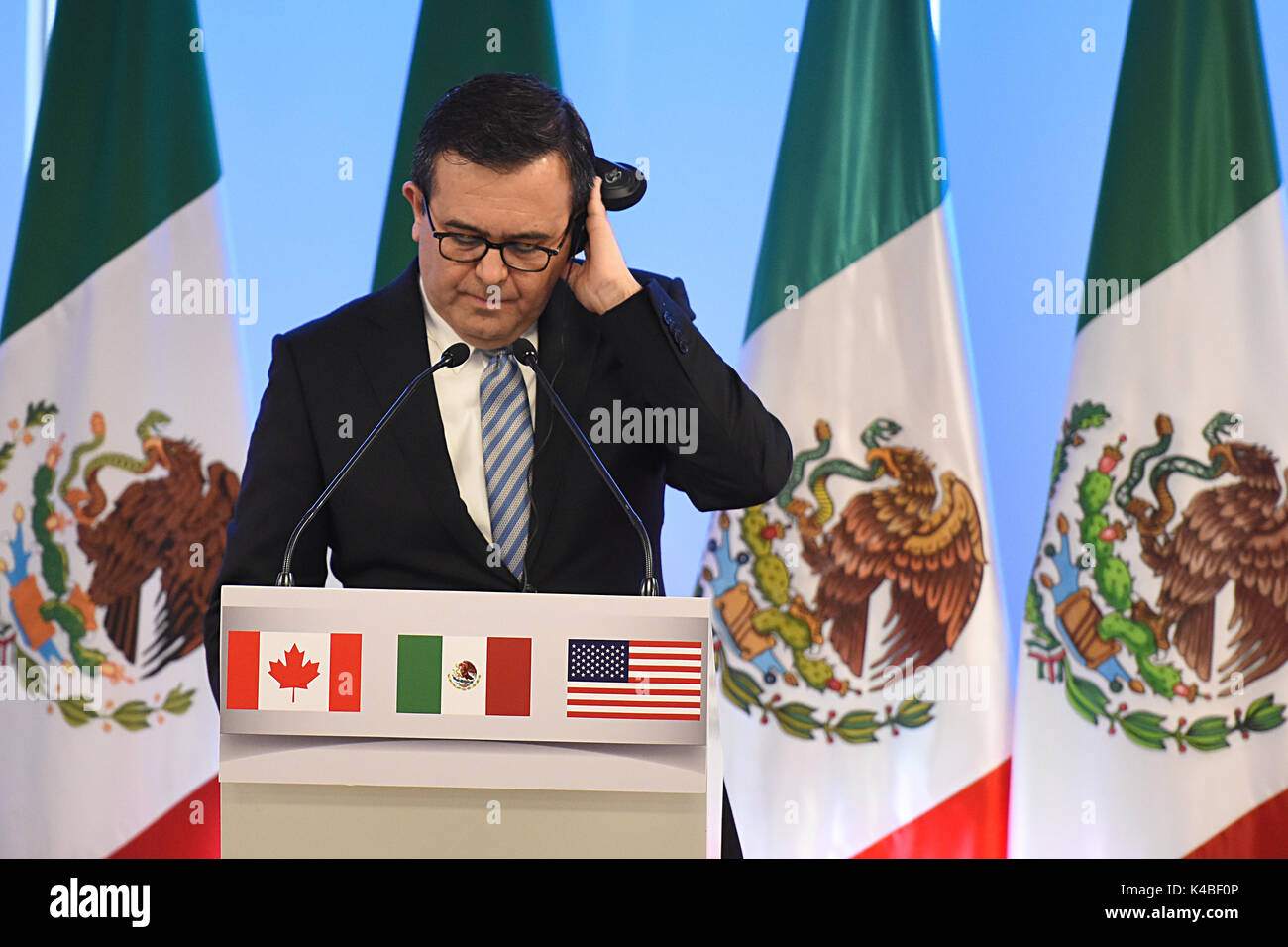 La ville de Mexico, Mexique. 05 Sep, 2017. Le ministre mexicain de l'économie Ildefonso Guajardo Villarreal parle lors de la conférence de presse des négociations de l'ALENA. L'ALENA (Accord de libre-échange nord-américain) est un accord signé par les États-Unis, le Canada et le Mexique, de créer un bloc commercial trilatéral entre ces 3 pays en Amérique du Nord. La ville de Mexico, Mexique le 05 septembre, 2017. Credit : SOPA/Alamy Images Limited Live News Banque D'Images