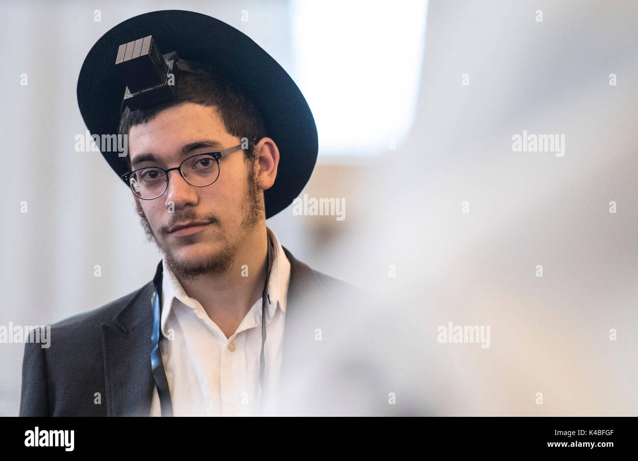 Un Juif avec un chapeau traditionnel des montres d'autres gens prier à la  Synagogue de Westend à Francfort/Main, Allemagne, 5 septembre 2017. Les juifs  religieux de différentes affiliations recueillir pour la prière