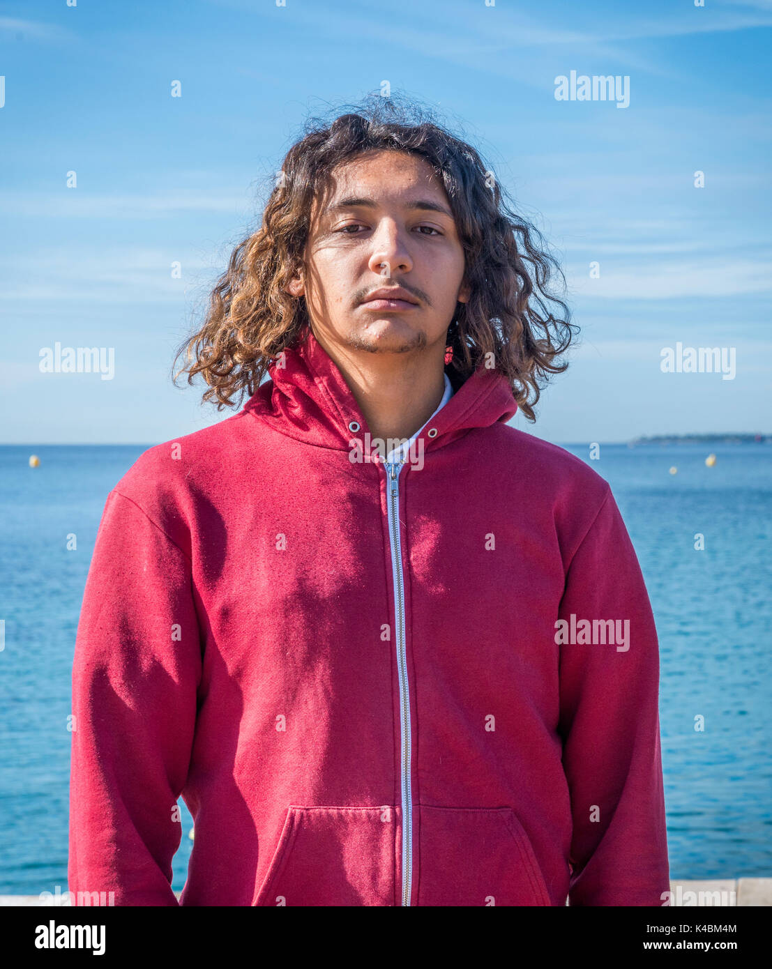 Les jeunes hommes français d'origine algérienne posent pour une photo à Juan les Pins, Côte d'Azur, France. La France a de grandes populations MAGHRE Banque D'Images