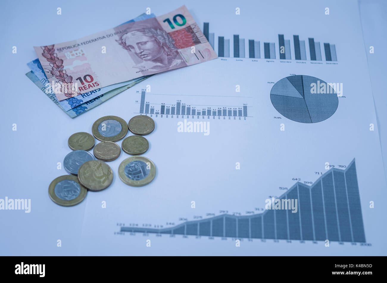 Ordinateur portable, stylo, graphiques, carte de crédit et le Brésilien de l'argent (réel), des finances, de l'économie domestique concept. Banque D'Images
