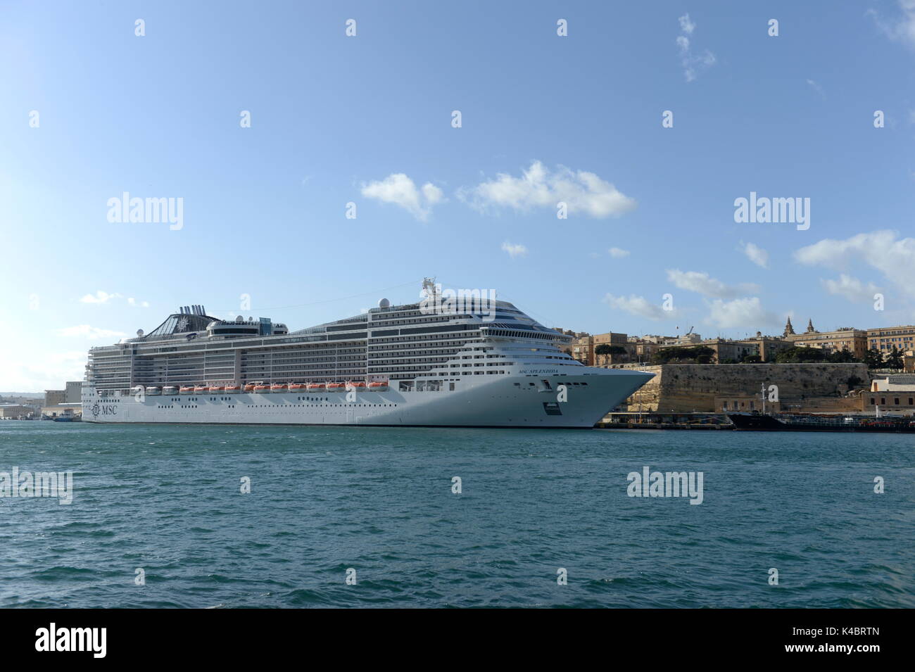 Bateau de croisière dans le grand port de La Valette Banque D'Images