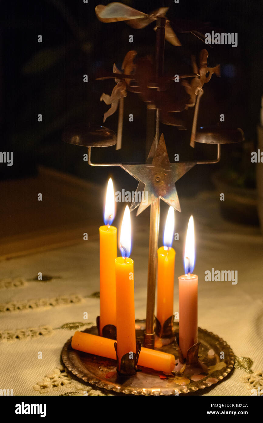 Brûler les bougies pour arbres de Noël l'exploitation d'un anneau Bell harmonieux Banque D'Images