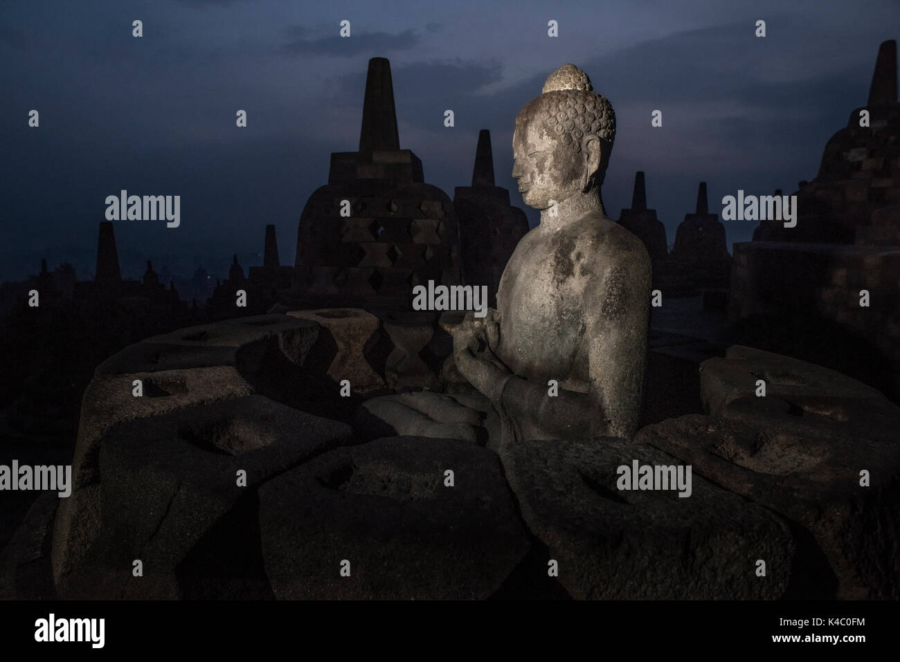 Statue de Bouddha au temple de borobudor à Java, en Indonésie. Banque D'Images