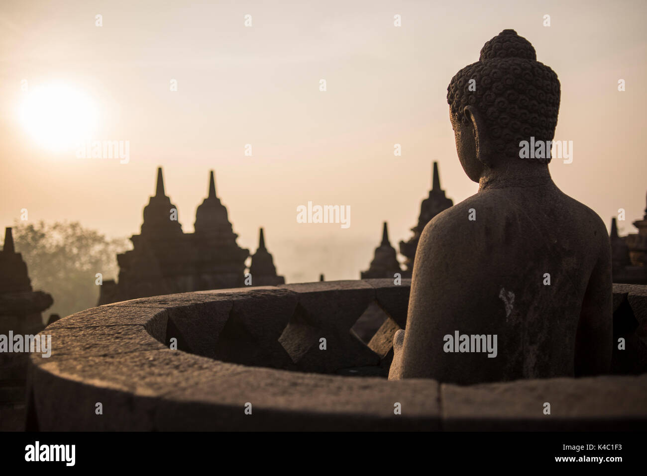 Statue de Bouddha au temple de borobudor à Java, en Indonésie. Banque D'Images