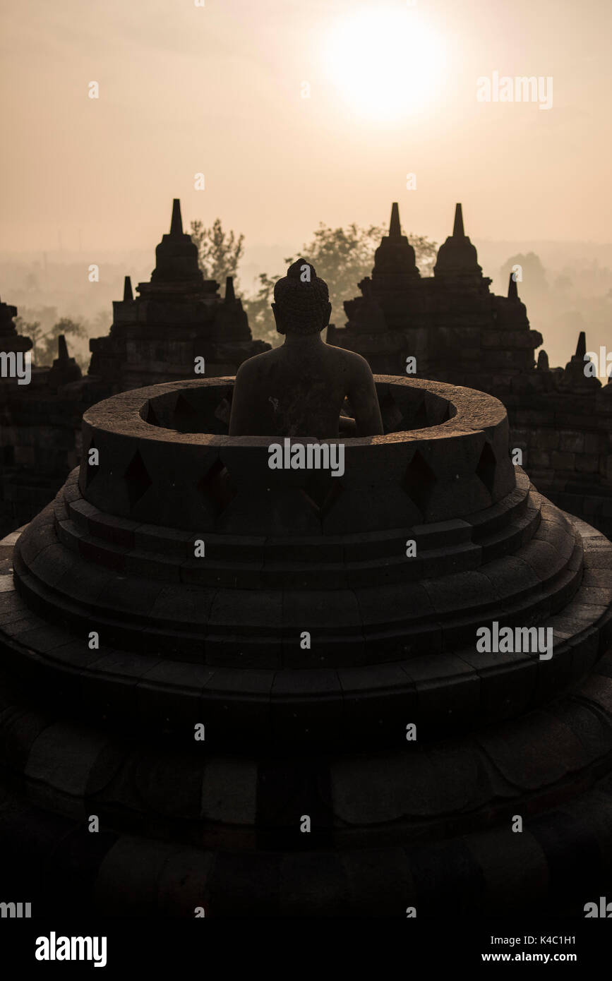 Statue de Bouddha au temple de borobudor à Java, en Indonésie. Banque D'Images
