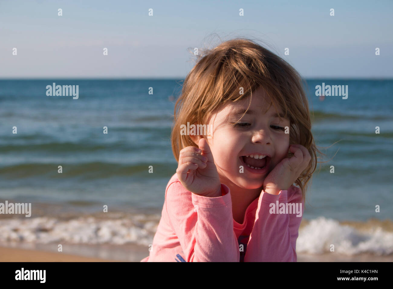 Rire petite fille fond de la mer. Banque D'Images