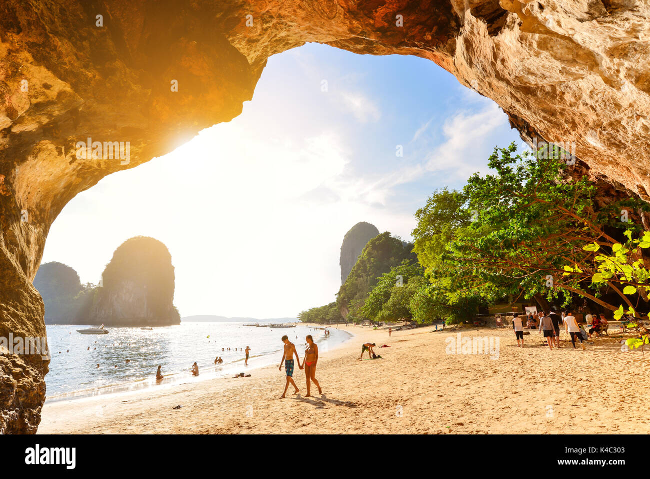 KRABI, THAÏLANDE - 1 mai 2014 : grotte de Phra Nang Beach. La plage est une célèbre destination touristique dans Krabi, Thaïlande. Banque D'Images