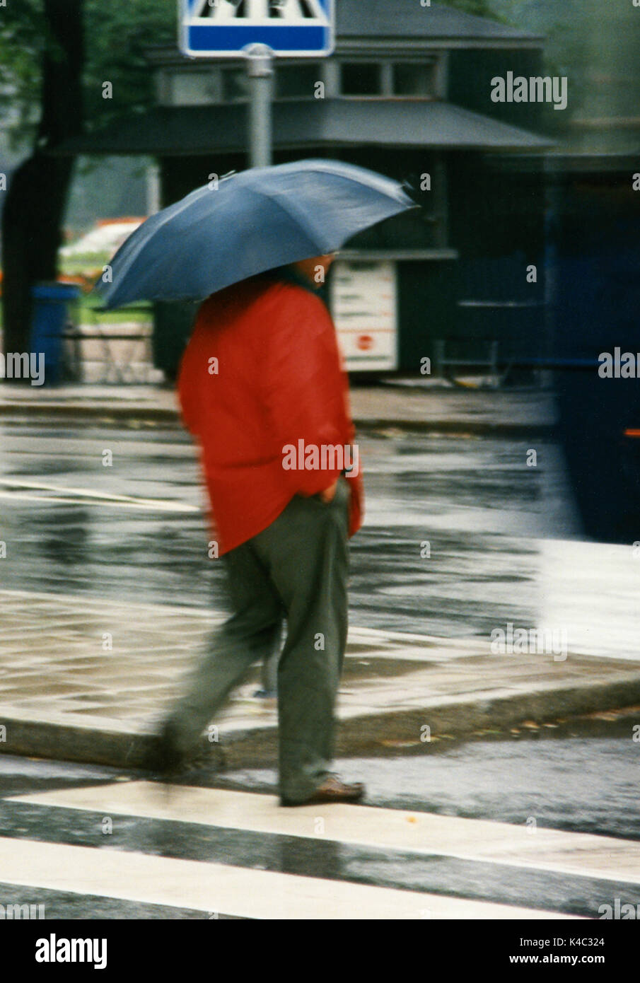 En vertu de l'homme au parapluie pluie d'été 2008 Banque D'Images