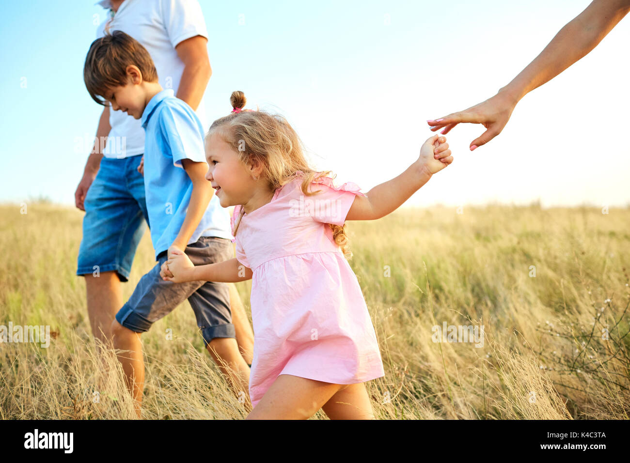 Famille heureuse de jouer sur la nature en été. Banque D'Images