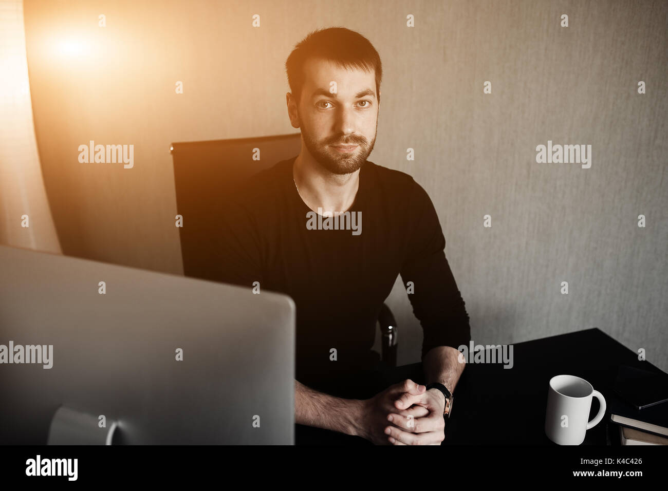 Smart businessman at au travail tenait la tête sur les mains. Travailleur endormi tôt le matin après la fin de travail de nuit. Bisnanse et finances con Banque D'Images